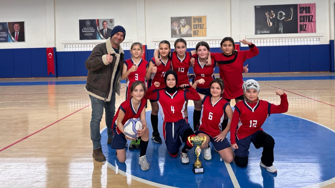 Okulumuz Küçük Kız Futsal takımı ilçe şampiyonu oldu